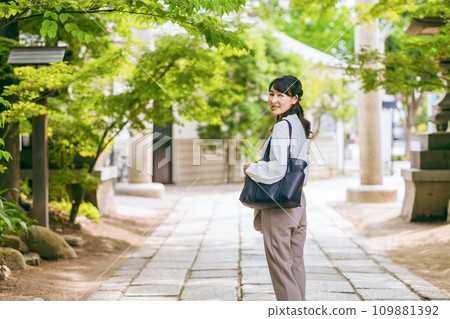 走在電源點/神社的亞洲女商人 走在電源點/神社的亞洲女商人 109881392