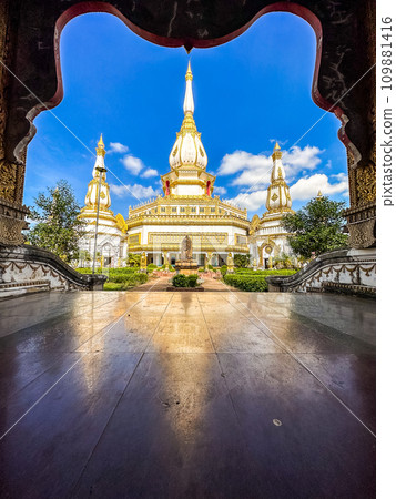 Phra Maha Chedi Chai Mongkhon in Roi Et, Thailand Phra Maha Chedi Chai Mongkhon in Roi Et, Thailand 109881416