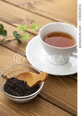 紅茶和茶葉倒入杯中 109881652