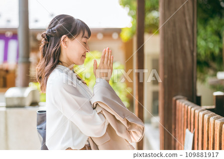 走在電源點/神社的亞洲女商人 走在電源點/神社的亞洲女商人 109881917