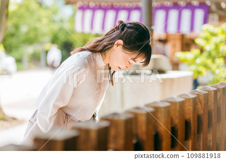 走在電源點/神社的亞洲女商人 走在電源點/神社的亞洲女商人 109881918