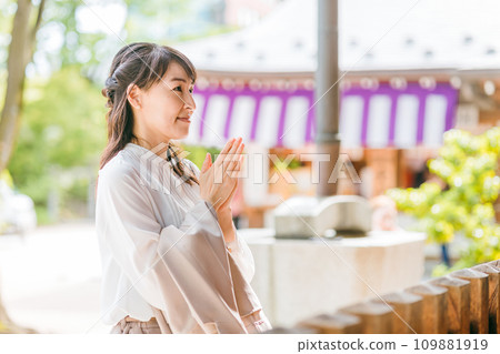 Asian business woman walking in a power spot/shrine 109881919