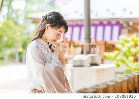 Asian business woman walking in a power spot/shrine 109881920