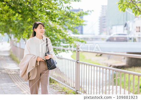 30多歲到40多歲的女商人在辦公區河邊散步 30多歲到40多歲的女商人在辦公區河邊散步 109881923