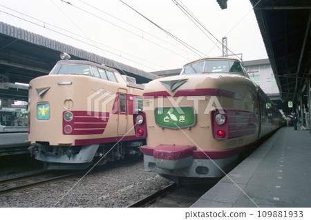 "Limited Express Hakutaka" and "L Limited Express Toki" 109881933