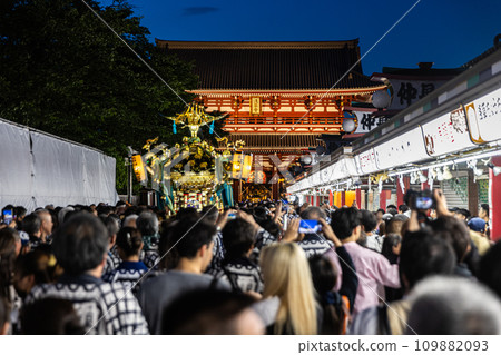 Sensoji Temple, Tokyo, Sanja Festival scenery 109882093