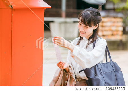 Asian woman drawing a fortune at a shrine 109882335