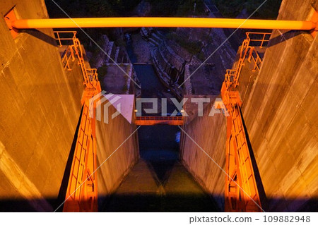 夜間照明的胎內川水壩弧形閘門 109882948