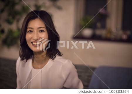 脫掉夾克放鬆的女商人的夜間例行公事 脫掉夾克放鬆的女商人的夜間例行公事 109883254