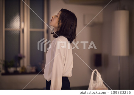 Night routine of a business woman putting ingredients on the table Night routine of a business woman putting ingredients on the table 109883256