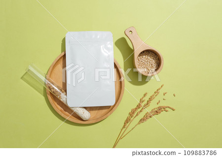 Whole grain rice is stored in a test tube and a mask sheet on a round wooden tray. Rice bran contains Squalene, an ingredient that helps keep skin moisturized and maintains skin elasticity. Whole grain rice is stored in a test tube and a mask sheet on a round wooden tray. Rice bran contains Squalene, an ingredient that helps keep skin moisturized and maintains skin elasticity. 109883786