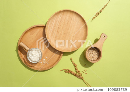 Wooden trays are placed on a green background for product display. Rice bran is stored in a small bowl. Rice bran has many magical uses in beautifying the skin that are both safe and effective. Wooden trays are placed on a green background for product display. Rice bran is stored in a small bowl. Rice bran has many magical uses in beautifying the skin that are both safe and effective. 109883789