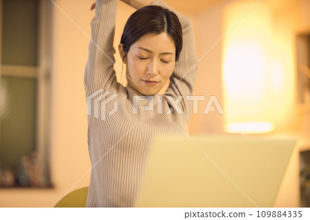 加班到深夜的女商人的夜間例行公事 加班到深夜的女商人的夜間例行公事 109884335