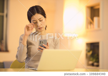 加班到深夜的女商人的夜間例行公事 加班到深夜的女商人的夜間例行公事 109884340