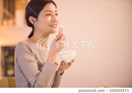 一位女商人的夜間例行公事,用準備好的菜餚吃晚餐 一位女商人的夜間例行公事,用準備好的菜餚吃晚餐 109884973