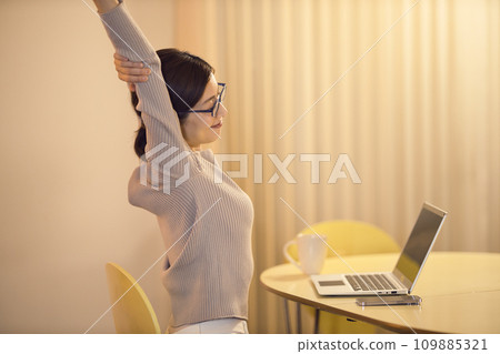 Night routine of a business woman who works overtime until late at night 109885321