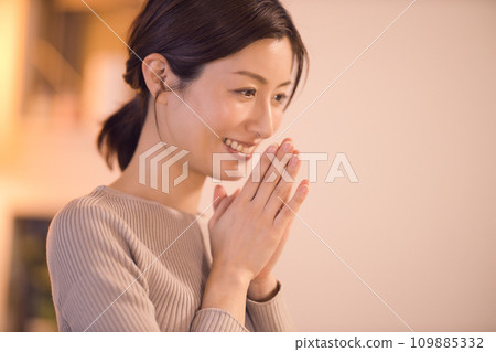 Night routine of a business woman who eats dinner with prepared dishes 109885332