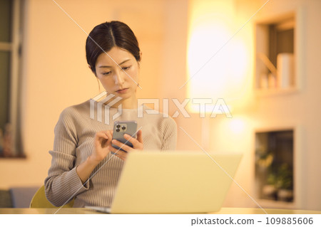 加班到深夜的女商人的夜間例行公事 109885606