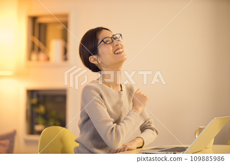 Night routine of a business woman who works overtime until late at night Night routine of a business woman who works overtime until late at night 109885986