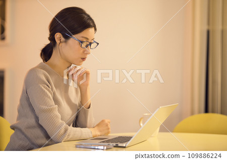 Night routine of a business woman who works overtime until late at night Night routine of a business woman who works overtime until late at night 109886224