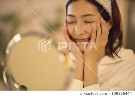 女性洗澡後夜間護理皮膚的例行公事 109886444