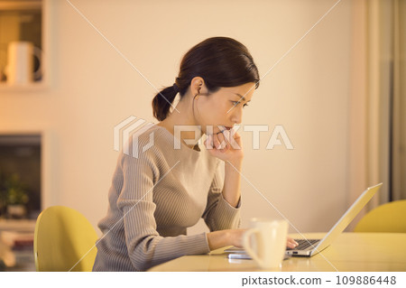 Night routine of a business woman who works overtime until late at night 109886448