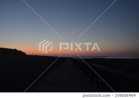 Sunrise seen from the coast 109886464