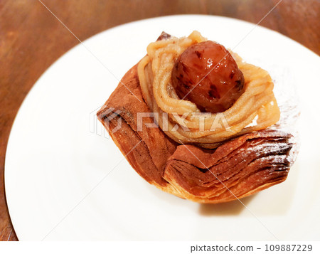 Chestnut Mont Blanc pie 109887229