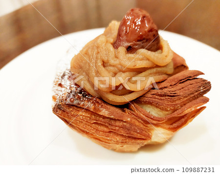 Chestnut Mont Blanc pie 109887231