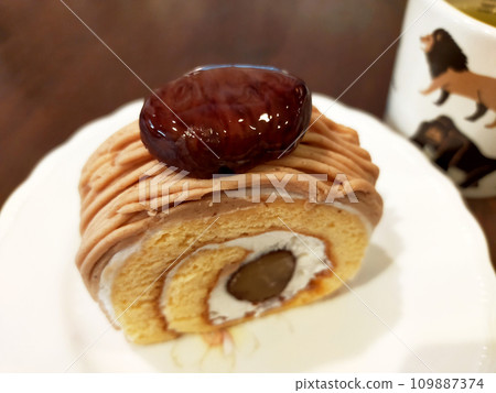Marron cake/chestnut cake 109887374