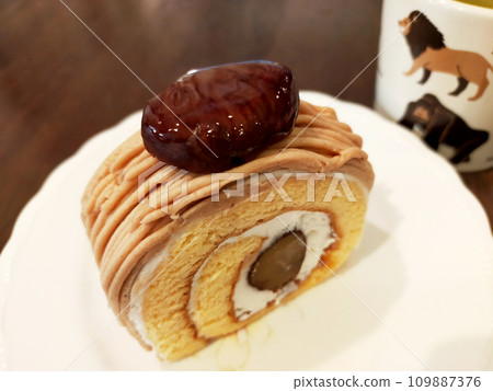 Marron cake/chestnut cake 109887376