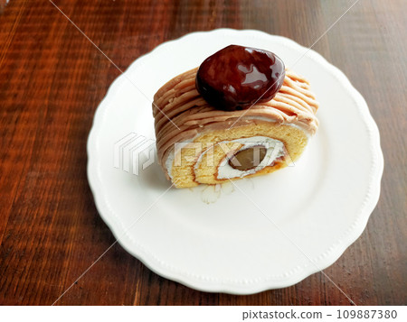 Marron cake/chestnut cake 109887380