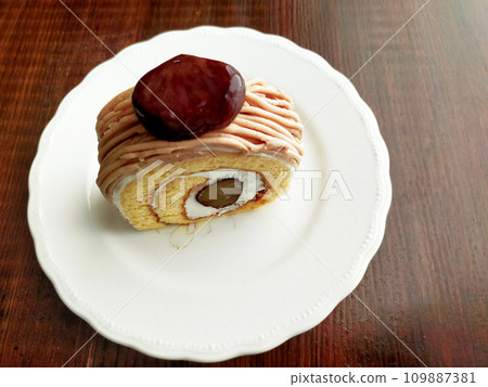 Marron cake/chestnut cake 109887381