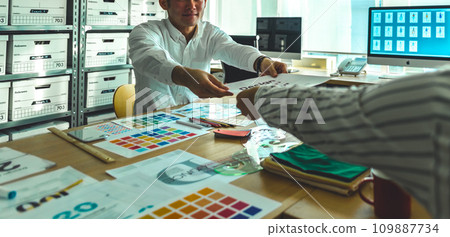 在創意工作場所工作的人們 在創意工作場所工作的人們 109887734