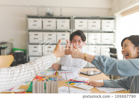 people working in creative workplaces people working in creative workplaces 109887790