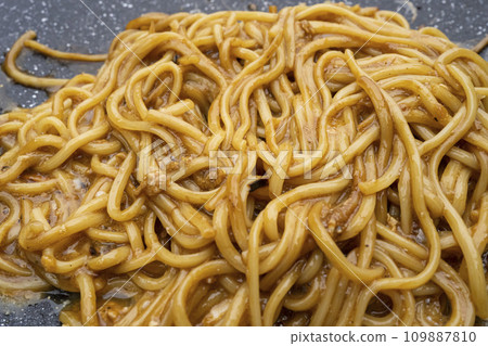 Outdoor rice and mountain rice cooked in mountains and camping [yakisoba] 109887810