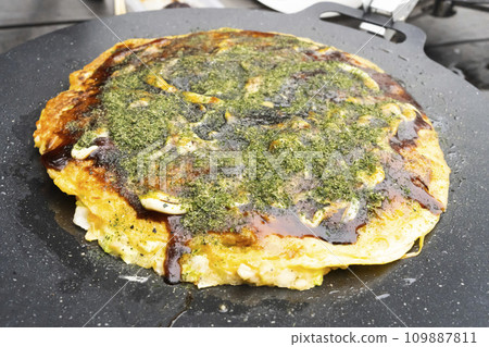 Okonomiyaki made with multi-griddle 109887811