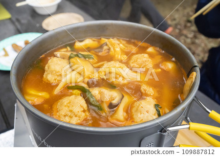 Outdoor rice and mountain rice cooked in mountains and camping [Kimchi hot pot] 109887812