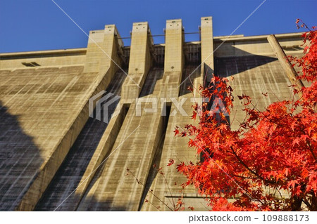 The embankment of Takizawa Dam seen from downstream 109888173