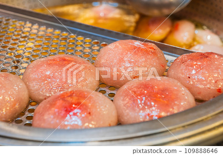 Taiwanese gourmet Chihiro's father turns into a pig (Bar One) 109888646