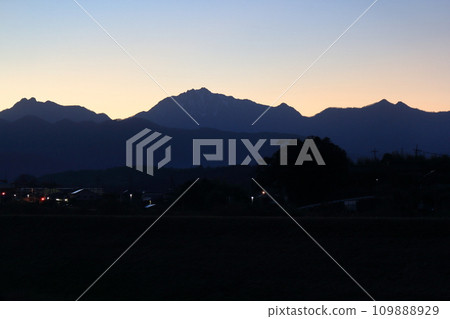 在黃昏的風景在冬天 在黃昏的風景在冬天 109888929