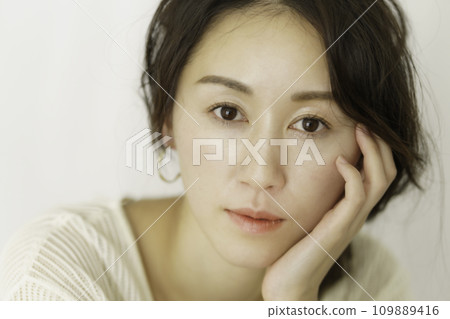 Young lady's portrait Young lady's portrait 109889416