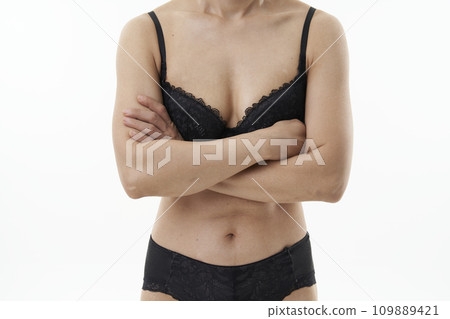 穿著內衣的女人 109889421