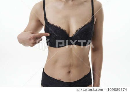 穿著內衣的女人 穿著內衣的女人 109889574