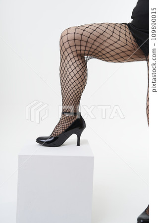 穿漁網襪和迷你裙的女人 109890015