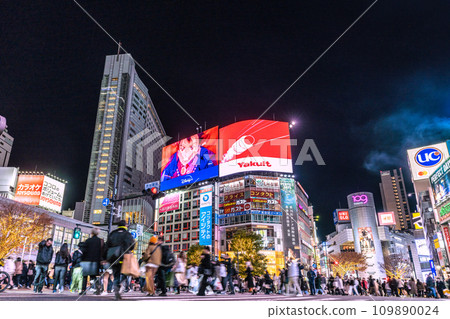 Tokyo cityscape in Japan The hustle and bustle of December...the bustling Shibuya. Light and shadow...wisdom for tomorrow, to an era of light and brilliance of hope... 109890024
