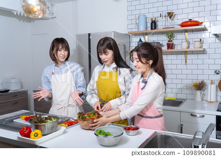 三個女人在廚房做沙拉 三個女人在廚房做沙拉 109890081