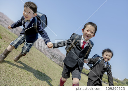 一年級學生跑過櫻花盛開的公園 109890623