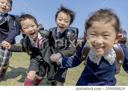 一年級學生跑過櫻花盛開的公園 109890624