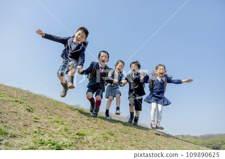 一年級學生在櫻花盛開的公園裡跳躍 109890625